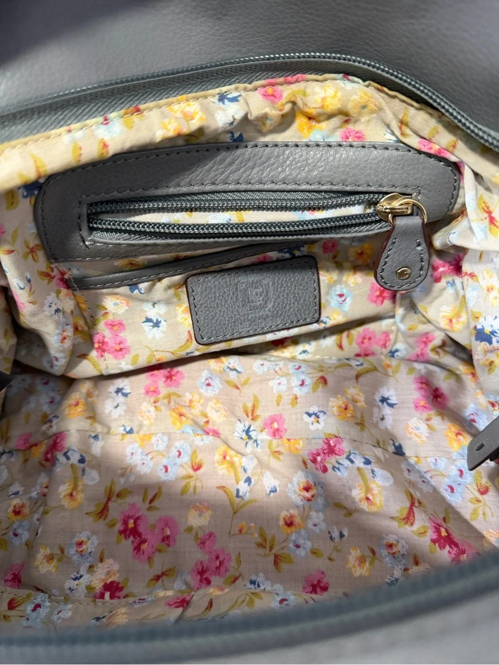 Liz Claiborne Gray Leather Shoulder Bag Pre-loved, timeless Hobo, Classic